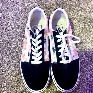 I got these shoes as a gift never have woren them before there pink and black